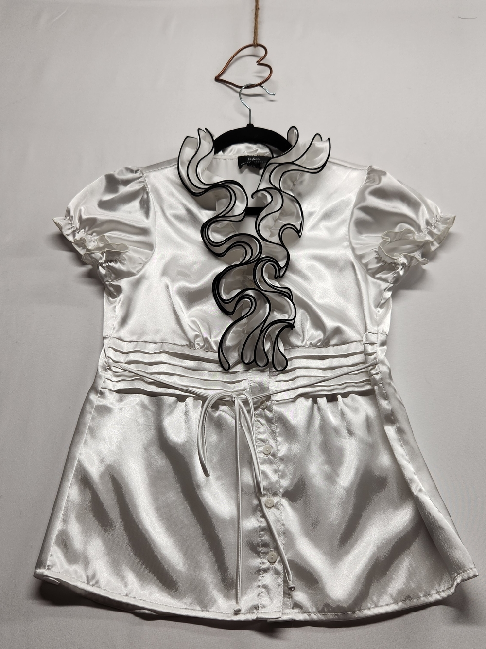 ⭐️Vintage Y2K Byline Byer California White Satin Ruffle Blouse Small Black Trim